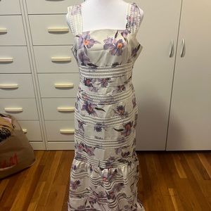 This dress is gown length it has a zipper on the side and it’s size 6